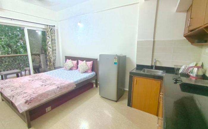 Cozy Studio Room with Balcony, AC, Wi-Fi, Backup,2