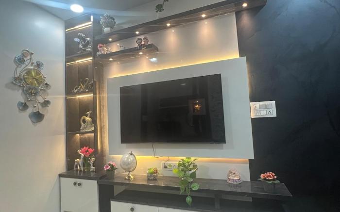 Cozy 1BHK 301 | Big TV, OTTs