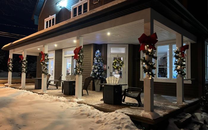 Le 900 Tremblant Inn Cafe and Bistro