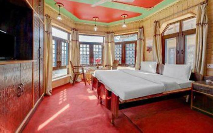 Nishat Lake view resorts Srinagar