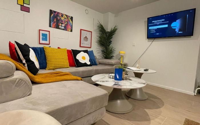 One Lux Stay Near Antwerp Central - Studio Apartment