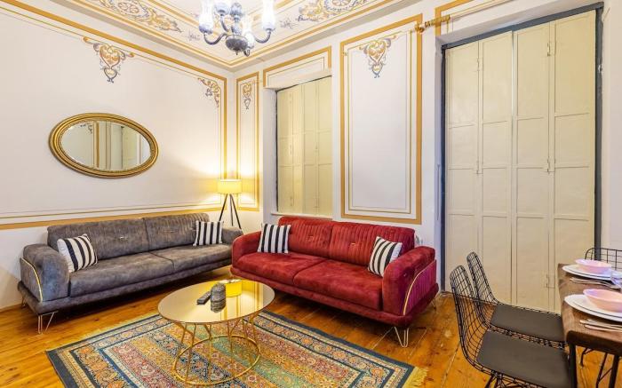 1+1 High Ceilinged Flat W/balcony,Sea view ,Galata