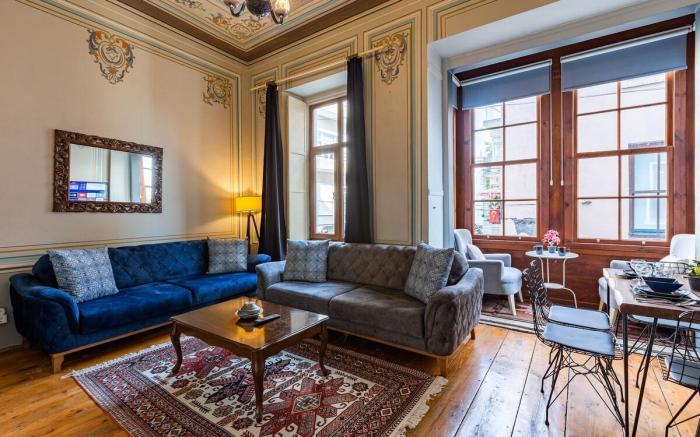 1+1 High Ceilinged Flat W/bay window ,Galata,Metro