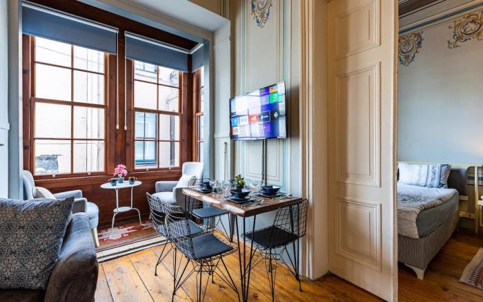 1+1 High Ceilinged Flat W/bay window ,Galata,Metro