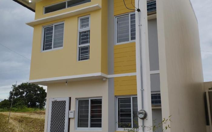 3BR 2-Storey Home near Airport