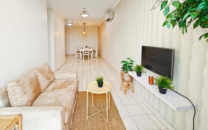 Large 2BR Ambassador 2 Apt w/ Pool, Gym, WiFi 