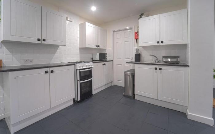 Large 7 Bed House - Close to Warwick