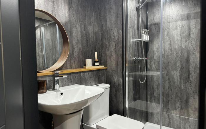 Chic 2-bed loft, Central Leeds