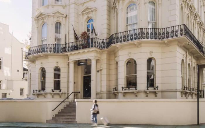 Kensington Gardens Hotel, Sonder