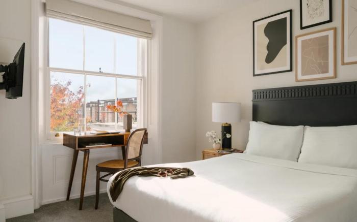 Kensington Gardens Hotel, Sonder