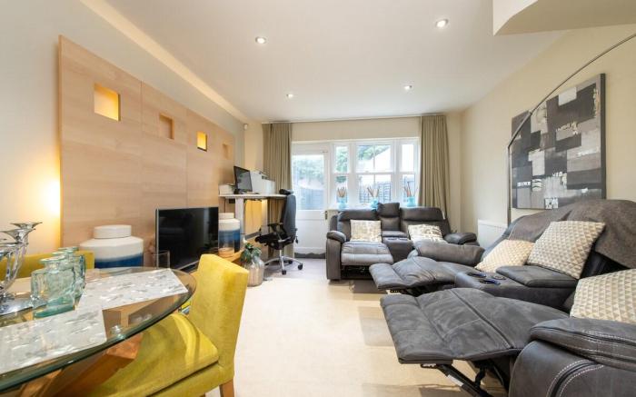 Leamington 4BR/4BA Executive