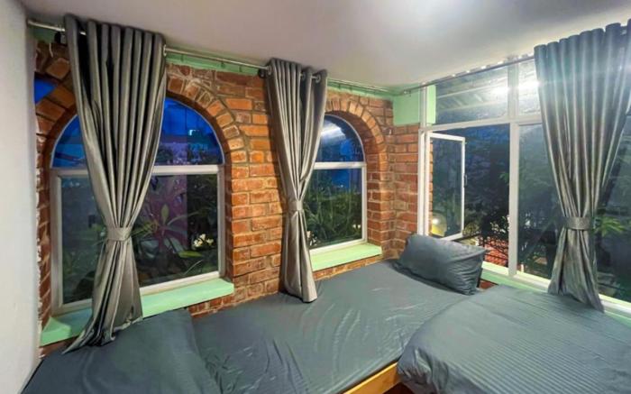 Rahees Bi Roambay - Backpacker Hostel