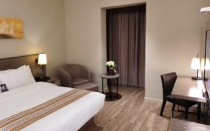 Home Inn Plus Zhengzhou Manhattan Civil Aviation Road Metro Station