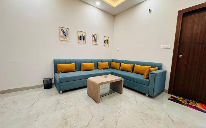 Home Escape 1BHK Bliss with Balcony Near Mahalaxmi