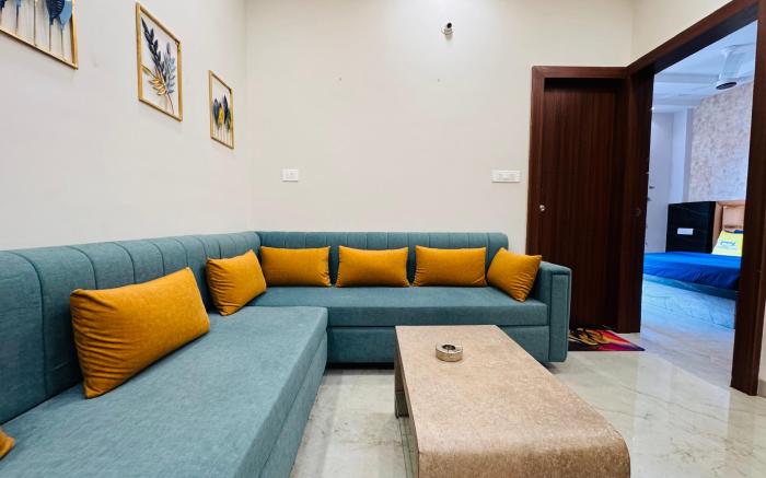 Home Escape 1BHK Bliss with Balcony Near Mahalaxmi