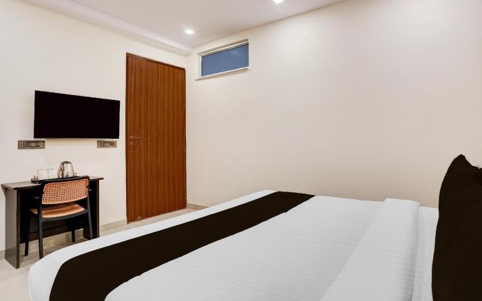 Super Townhouse Preet Vihar Metro Station