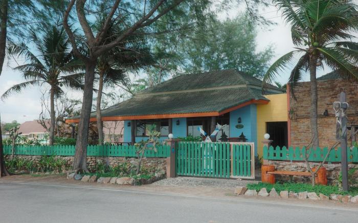 Charming Beachfront Cottage.
