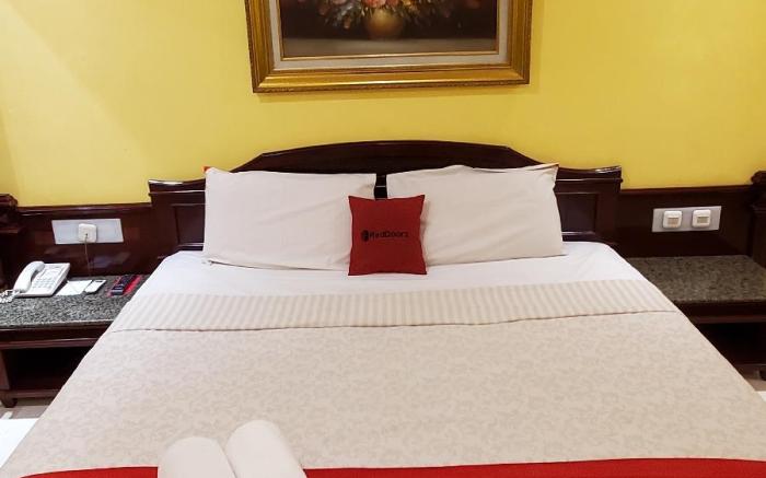RedDoorz Plus near Dunia Fantasi Ancol
