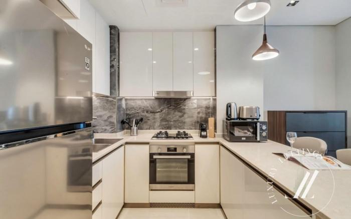 Bright and Airy 2BDR Apartment with Stunning Views