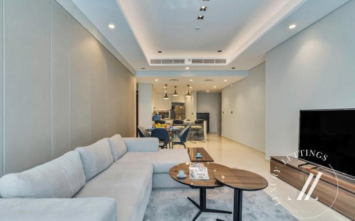 Luxury 2BDR Apartment with Private Balcony