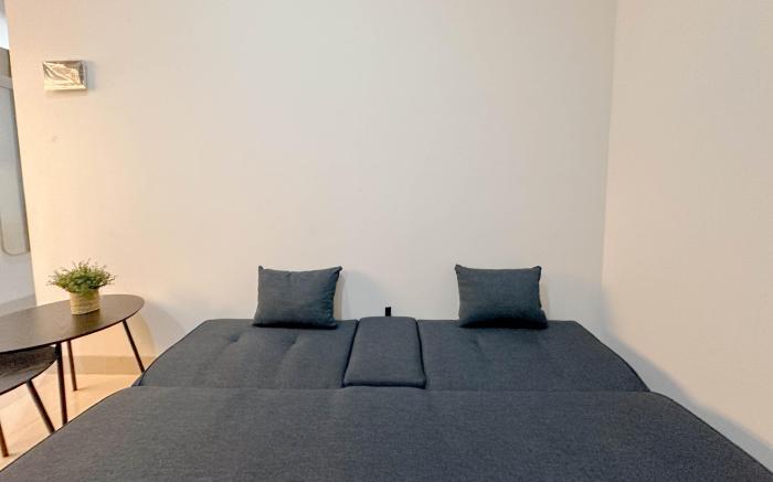Modern Suite 1BR Grand Sungkono Lagoon By Travelio