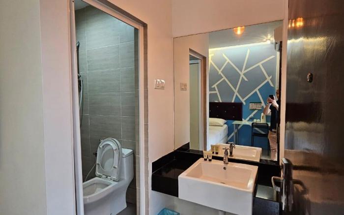 V Garden Hotel 2Pax QueenSuite MRT 01