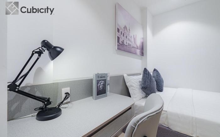 Cubicity De Tham Queen Bed