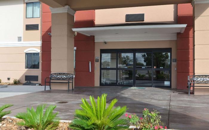 Quality Inn & Suites Kenedy - Karnes City