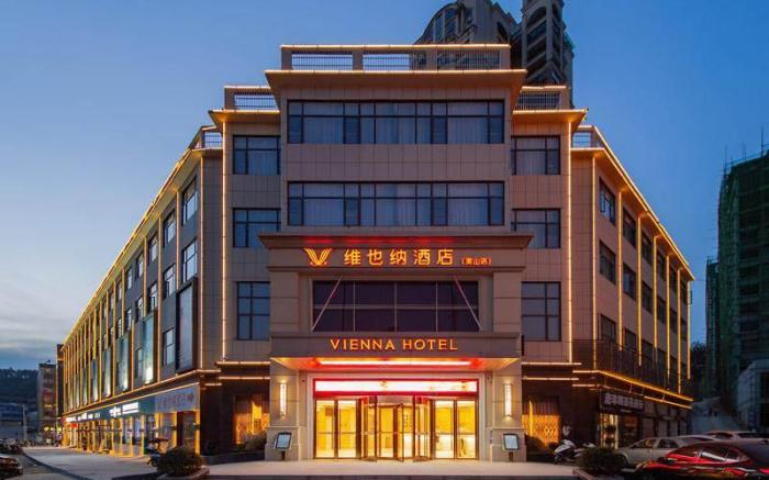 Vienna Hotel Yingshan Bisheng Avenue Hot Spring Town