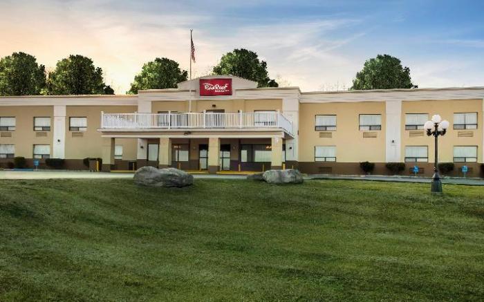 Red Roof Inn & Suites Newburgh – Stewart Airport/ West Point