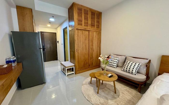 One Bedroom Apt w/ King Bed, walk to Bui Vien
