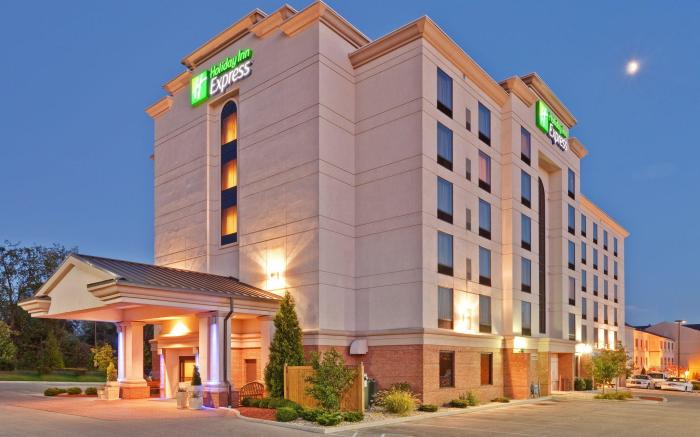 Holiday Inn Express & Suites Bloomington By IHG
