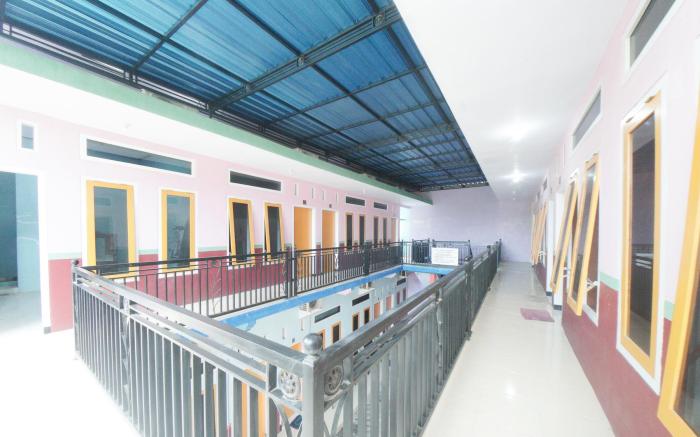 RedDoorz Syariah near Mall Roxy Banyuwangi 2