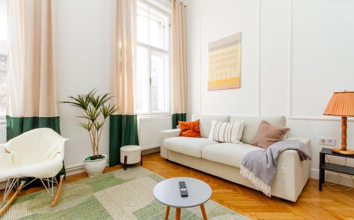 2BR Modern Elegance w/ Sauna & AC by