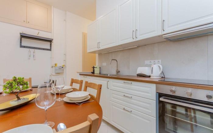2 BR Bartók Boulevard Apartment w AC by NW