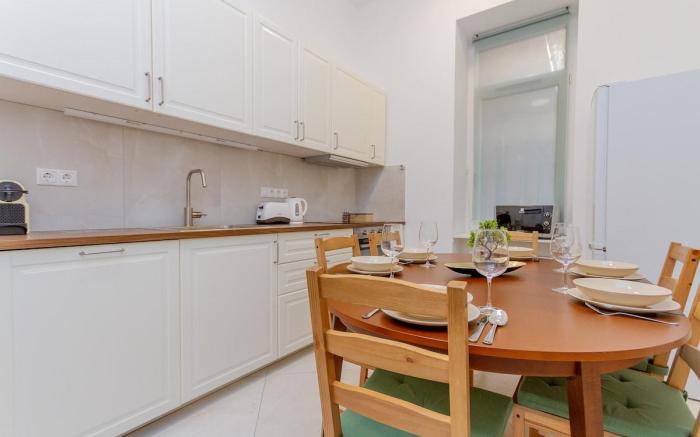 2 BR Bartók Boulevard Apartment w AC by NW