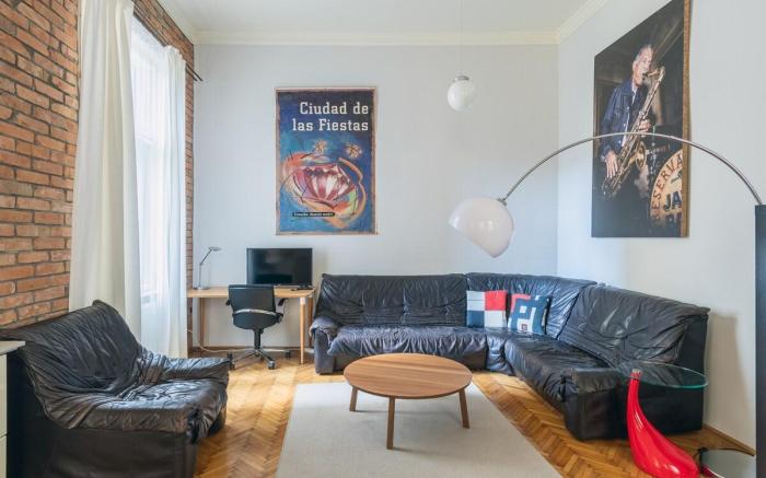Stylish,Large & Bright Loft in City Center by NW