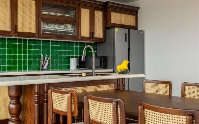 Lakeview 2BR/3BA by West Lake
