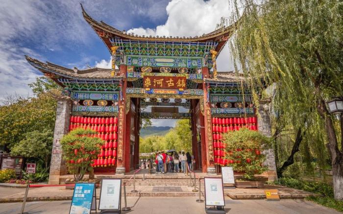 Lijiang YOLO Leisure Villa, a courtyard under the snow-capped mountains