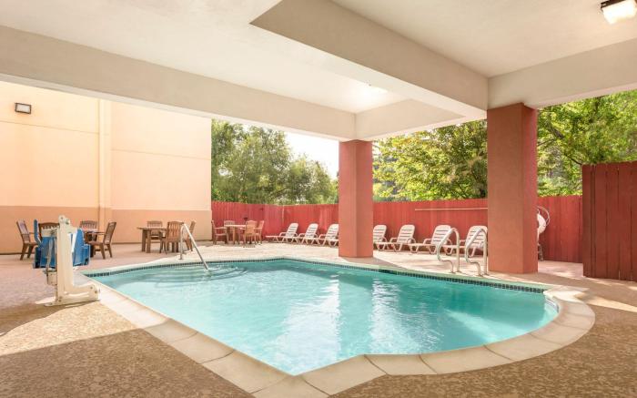 Sonesta Essential IAH Airport JFK Boulevard