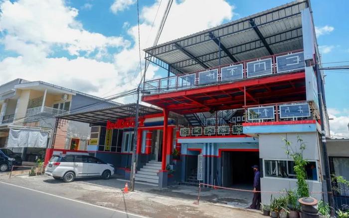 RedDoorz near Alun Alun Batu