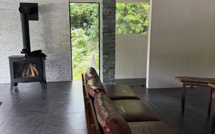 IGUANA VILLA ビーチへ30秒！プール、サウナ、露天ジャグジー,BBQ、薪暖炉