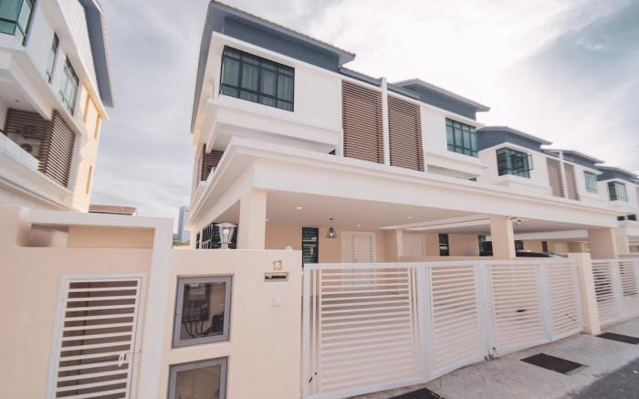 Batu Ferringhi 3-storey semi-D 5BR 5Bath@15ppl
