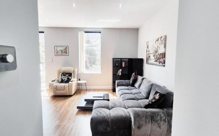 Stylish & Modern 2BR Flat nr Nottingham