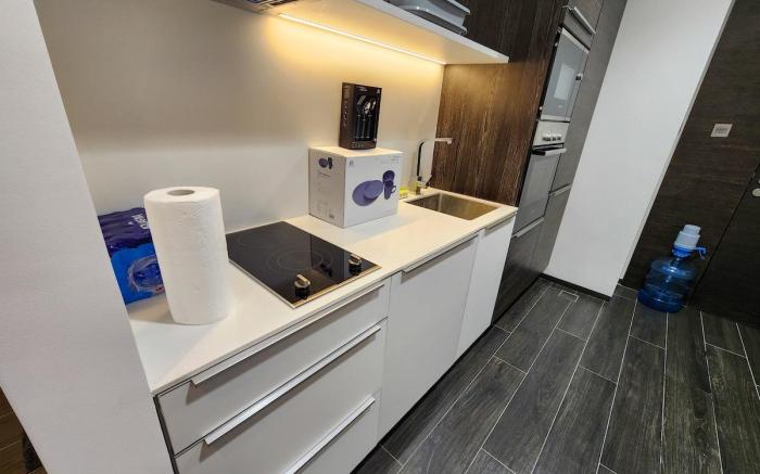"Harbour Haven: Stylish Studio in Financial Hub"