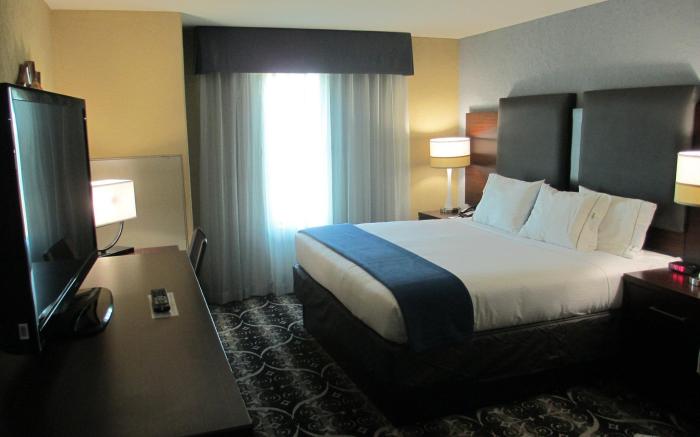 Holiday Inn Express & Suites Kansas City Airport By IHG