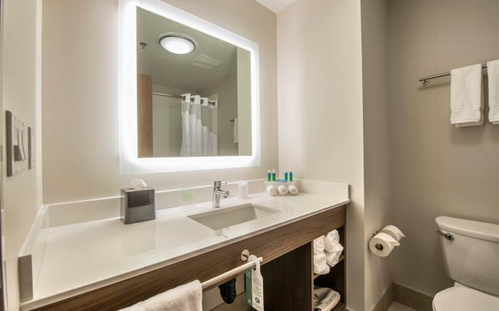 Holiday Inn Express & Suites Victoria-Colwood By IHG