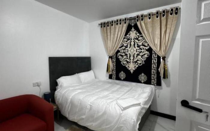 OYO Unique Guestroom - Farnworth, Easy Access to Bolton