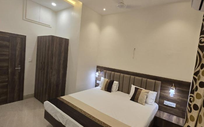 VNS - MANAN GUEST- HOUSE - Near Kashi Temple 