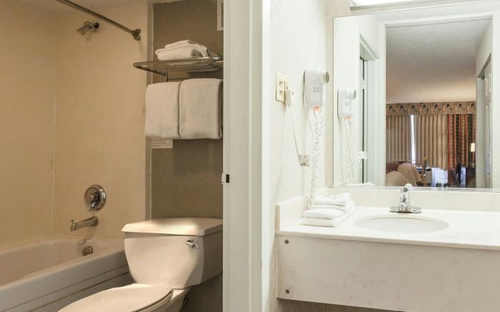 Red Roof Inn & Suites DeKalb